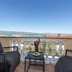 App Mit Meerblick Und Pool Fuer 2-4 Personen By Interhome Apartmán