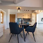 App Mit Meerblick Und Pool Fuer 2-4 Personen By Interhome Apartmán