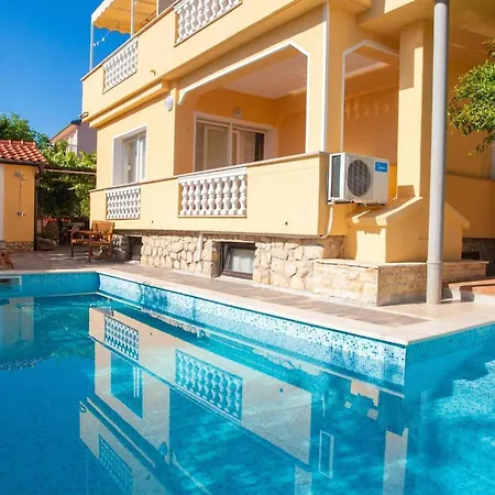 App Mit Meerblick Und Pool Fuer 2-4 Personen By Interhome Апартаменты *