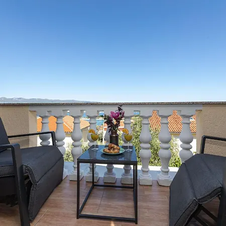 App Mit Meerblick Und Pool Fuer 2-4 Personen By Interhome