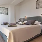 App Mit Meerblick Und Pool Fuer 2-4 Personen By Interhome