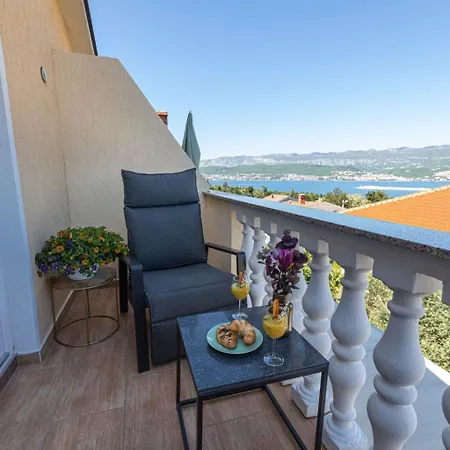 App Mit Meerblick Und Pool Fuer 2-4 Personen By Interhome Lejlighed