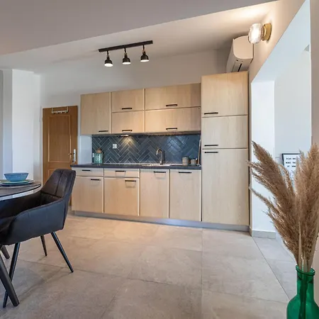 App Mit Meerblick Und Pool Fuer 2-4 Personen By Interhome Lejlighed Šilo