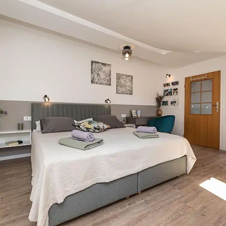 Lejlighed App Mit Meerblick Und Pool Fuer 2-4 Personen By Interhome Šilo