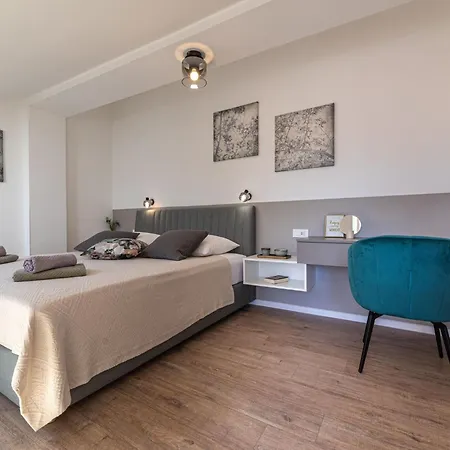 App Mit Meerblick Und Pool Fuer 2-4 Personen By Interhome