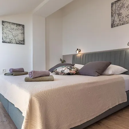 App Mit Meerblick Und Pool Fuer 2-4 Personen By Interhome