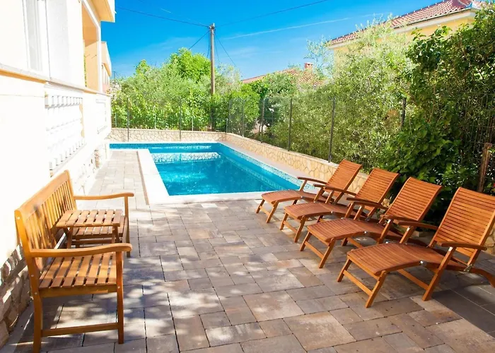 App Mit Meerblick Und Pool Fuer 2-4 Personen By Interhome