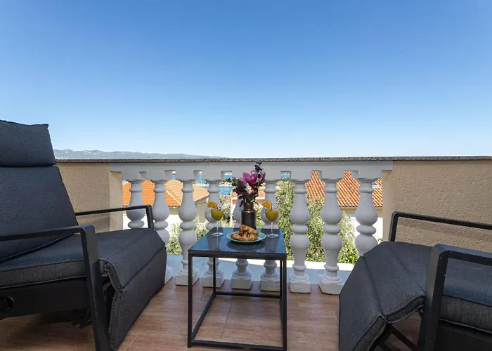 App Mit Meerblick Und Pool Fuer 2-4 Personen By Interhome