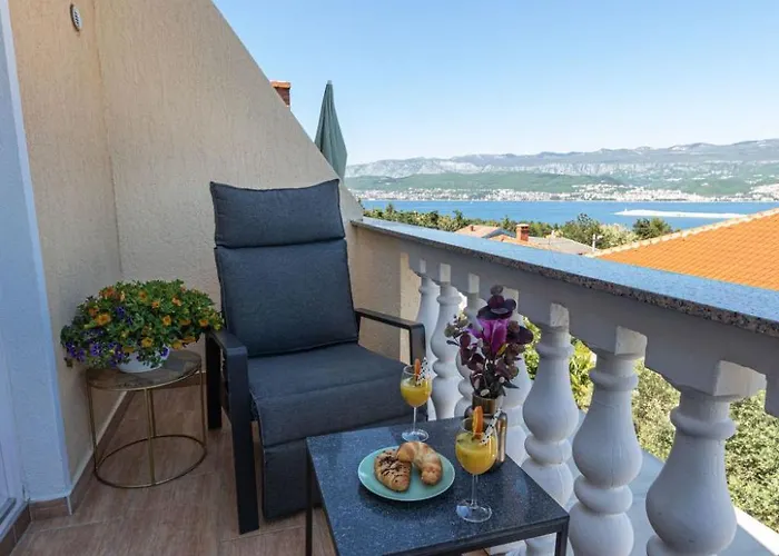 App Mit Meerblick Und Pool Fuer 2-4 Personen By Interhome Lejlighed