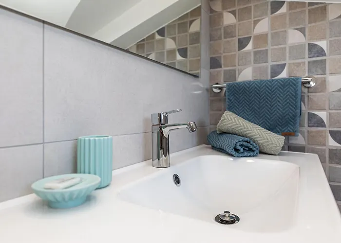 Lejlighed App Mit Meerblick Und Pool Fuer 2-4 Personen By Interhome