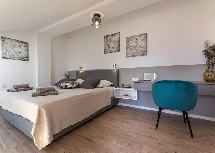 App Mit Meerblick Und Pool Fuer 2-4 Personen By Interhome