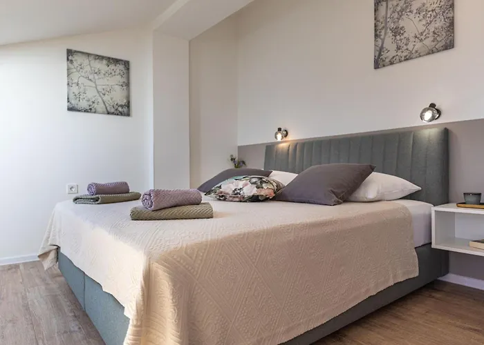 App Mit Meerblick Und Pool Fuer 2-4 Personen By Interhome