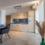 App Mit Meerblick Und Pool Fuer 2-4 Personen By Interhome アパート シロ
