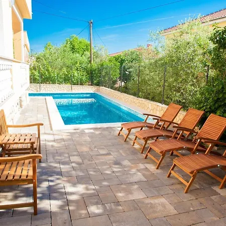 App Mit Meerblick Und Pool Fuer 2-4 Personen By Interhome