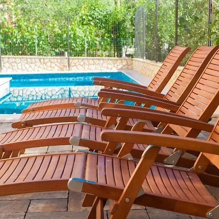 App Mit Meerblick Und Pool Fuer 2-4 Personen By Interhome シロ